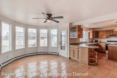 Main picture of 990 Beech St