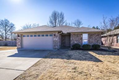 Main picture of 2615 Clover Ln