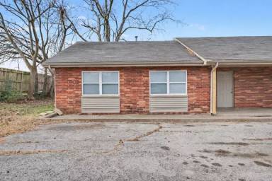 Main picture of 704 W Oak St