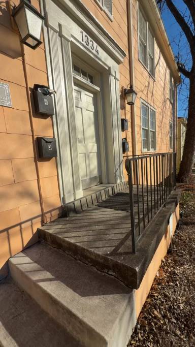 Main picture of 1334 N Jefferson St