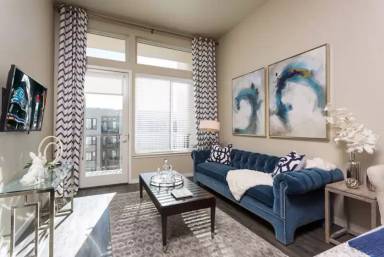 Main picture of 2425 N Broadway