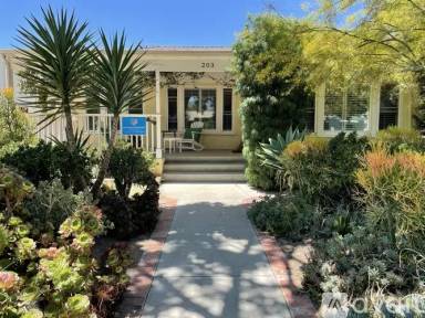 Main picture of 203 S Beachwood Dr