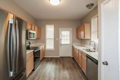 Main picture of 7213 Park Creek Cir W