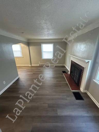 Main picture of 715 Carver Blvd