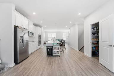 Main picture of 6066 Beake St