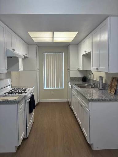 Main picture of 15455 Parthenia St