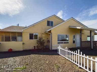 Main picture of 1033 NW Inlet Ave