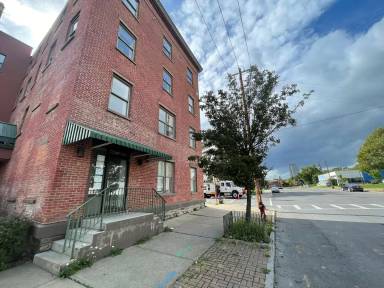 Main picture of 883 Broadway