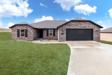 Main picture of 103 Lion Dr N