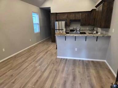 Main picture of 936 S Elm St
