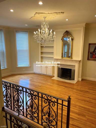 Main picture of 341 Beacon St