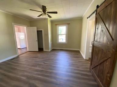 Main picture of 130 Oak St
