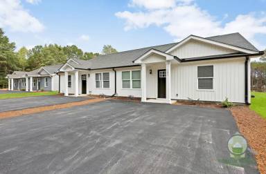 Main picture of 131 Lyman Lodge Rd