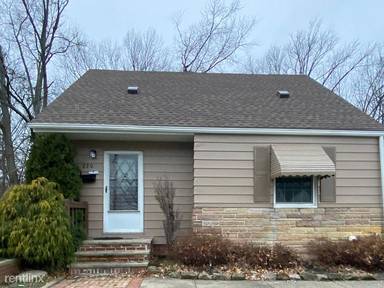 Main picture of 714 E 254th St