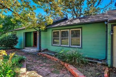 Main picture of 1528 W Day St