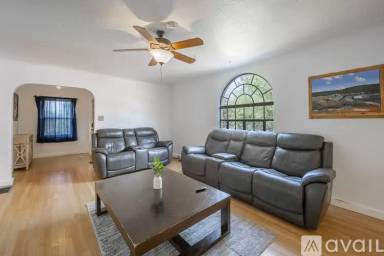 Main picture of 400 Amherst Dr SE