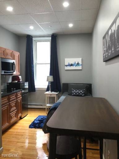 Main picture of 302 Newbury St