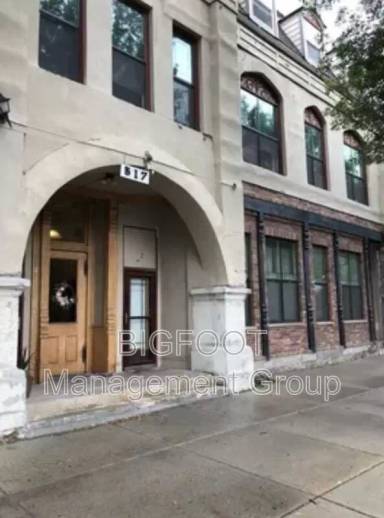 Main picture of 517 E Broadway St