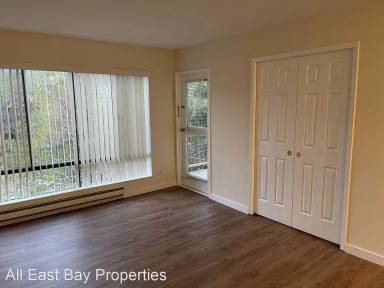 Main picture of 5 Commodore Dr