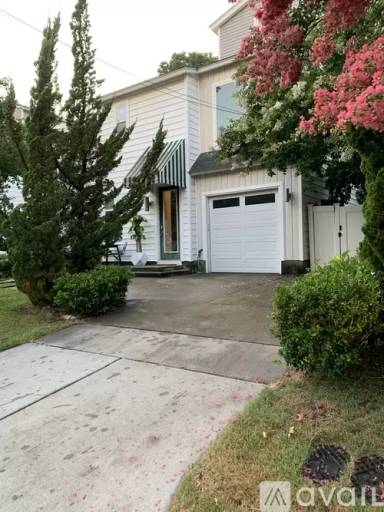 Main picture of 613 Lake Dr