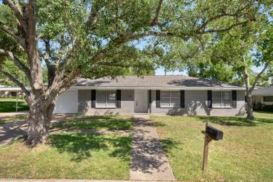 Main picture of 4203 Oaklawn St