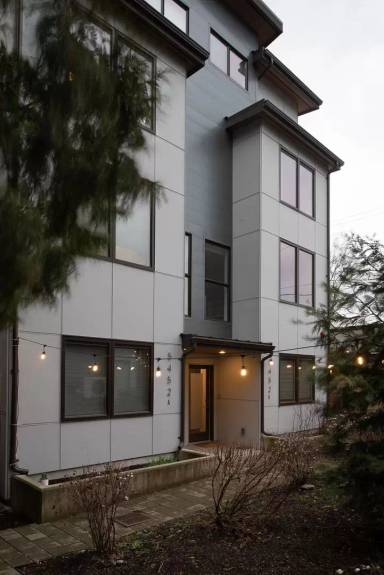 Main picture of 5450 Delridge Way SW