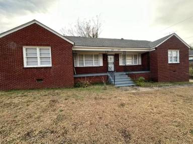 Main picture of 2045 Lamar Ave