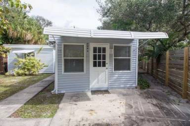 Main picture of 808 N Palmway