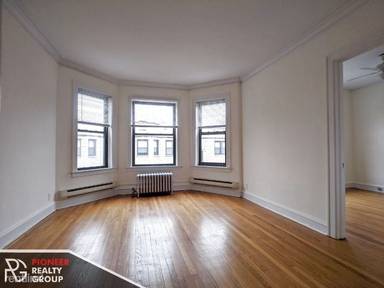 Main picture of 1117 W Oakdale Ave