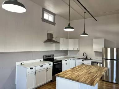 Main picture of 1695 Dows St