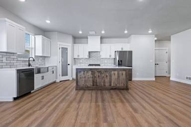Main picture of 529 S Cutler Ave