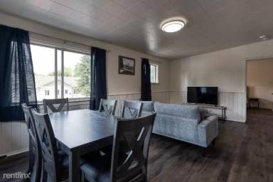 Main picture of 620 11th St W