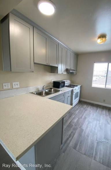 Main picture of 649 1/2 Leonard Ave
