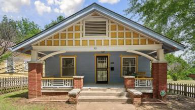 Main picture of 215 W Jasper St