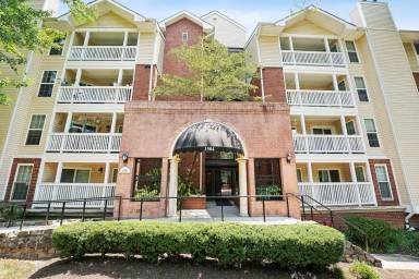 Main picture of Fountains At McLean