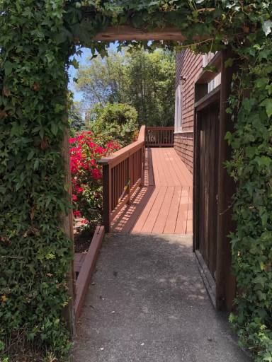 Main picture of 2448 Prospect St