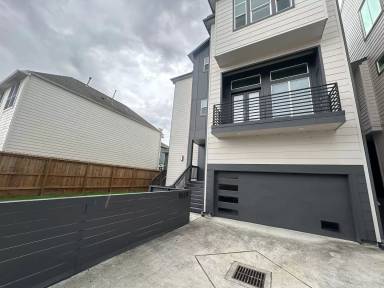 Main picture of 1535 W 24th St
