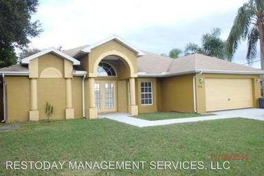 Main picture of 449 NE Airoso Blvd