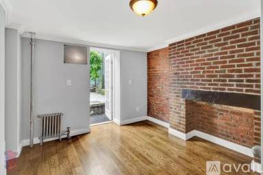 Main picture of 118 E 7th St