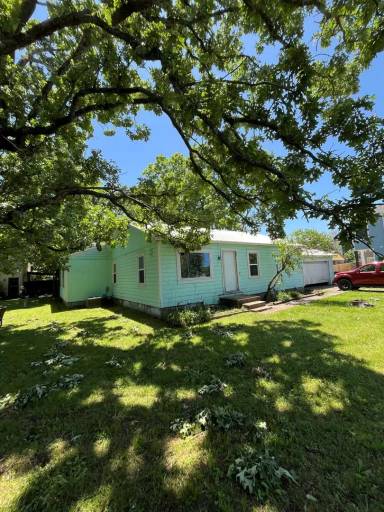 Main picture of 915 W Lawson St