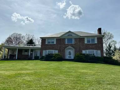 Main picture of 33 Lakeview Rd