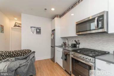 Main picture of 2614 W Girard Ave