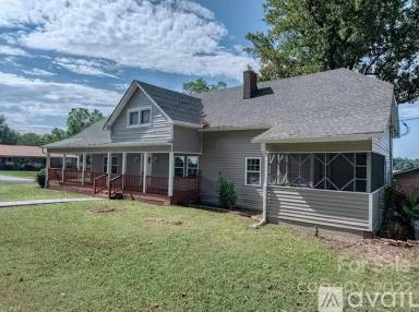Main picture of 908 Jim Elliott Rd