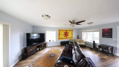 Main picture of 916 NW Longview Dr