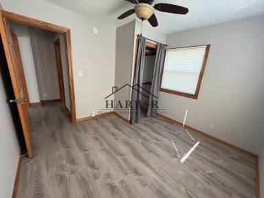 Main picture of 1921 3rd Ave NE