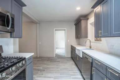 Main picture of 2521 N 28th Pl