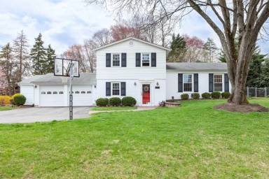 Main picture of 700 Skyline Ct NE