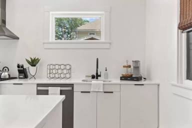 Main picture of 1032 College St