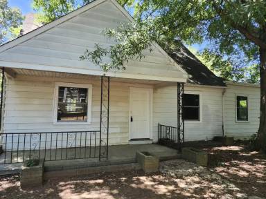 Main picture of 1015 Louise Rd