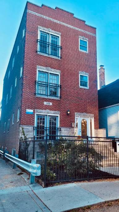 Main picture of 1119 W Addison St